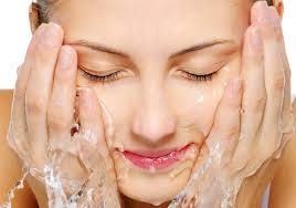 cuci wajah dengan air